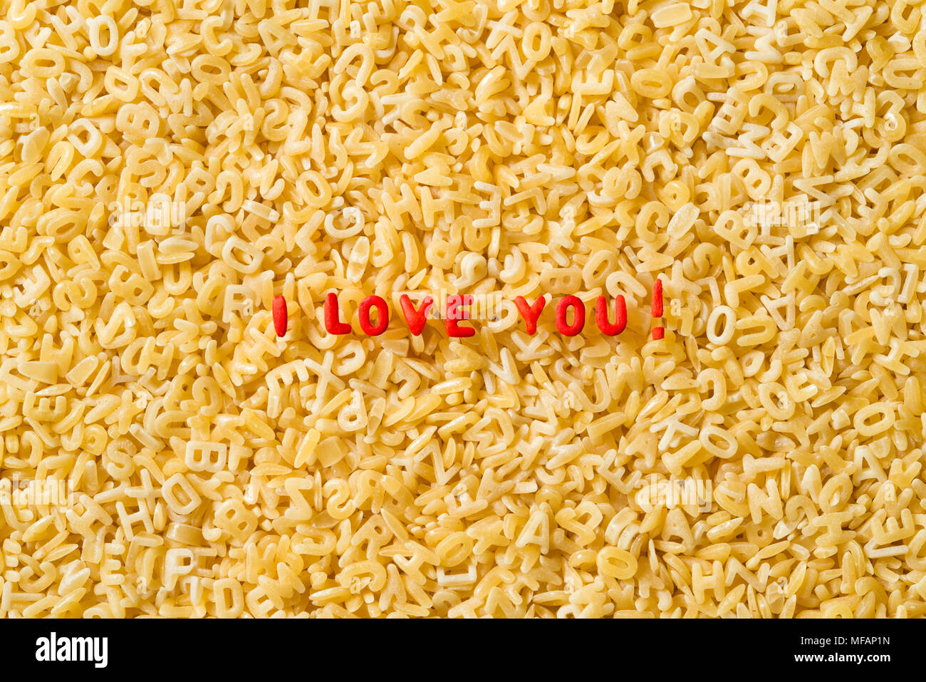 Ich liebe dich! Phrase mit Ungekochtem alphabet Nudeln Dinkel Stockfoto