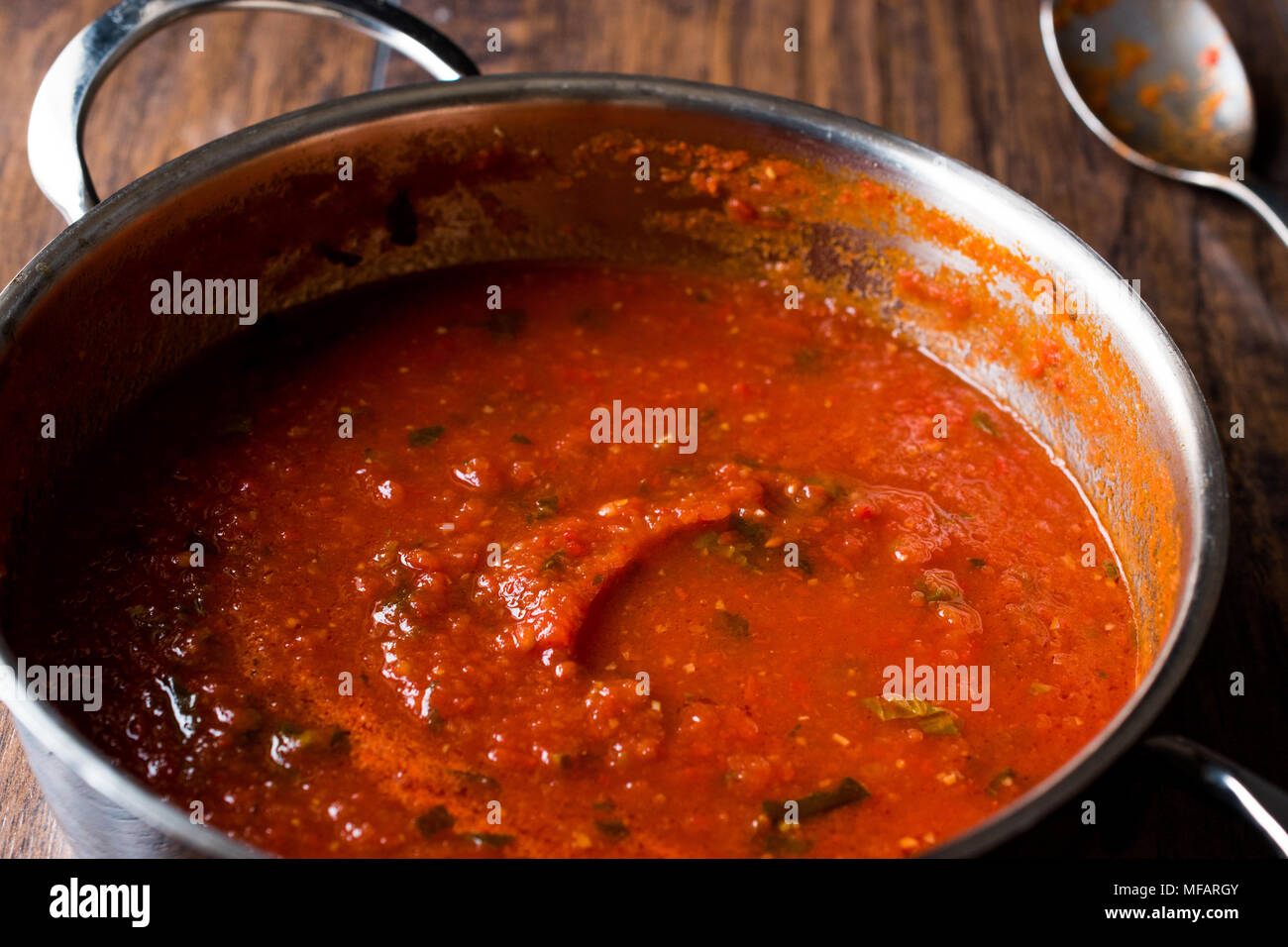 Tomatensoße mit Kräutern in Metall Pot. Ökologische Lebensmittel. Stockfoto