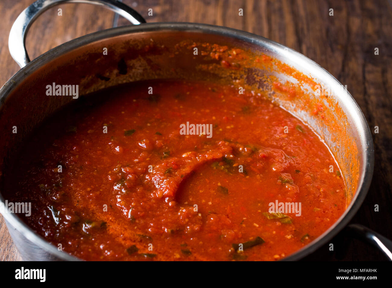 Tomatensoße mit Kräutern in Metall Pot. Ökologische Lebensmittel. Stockfoto