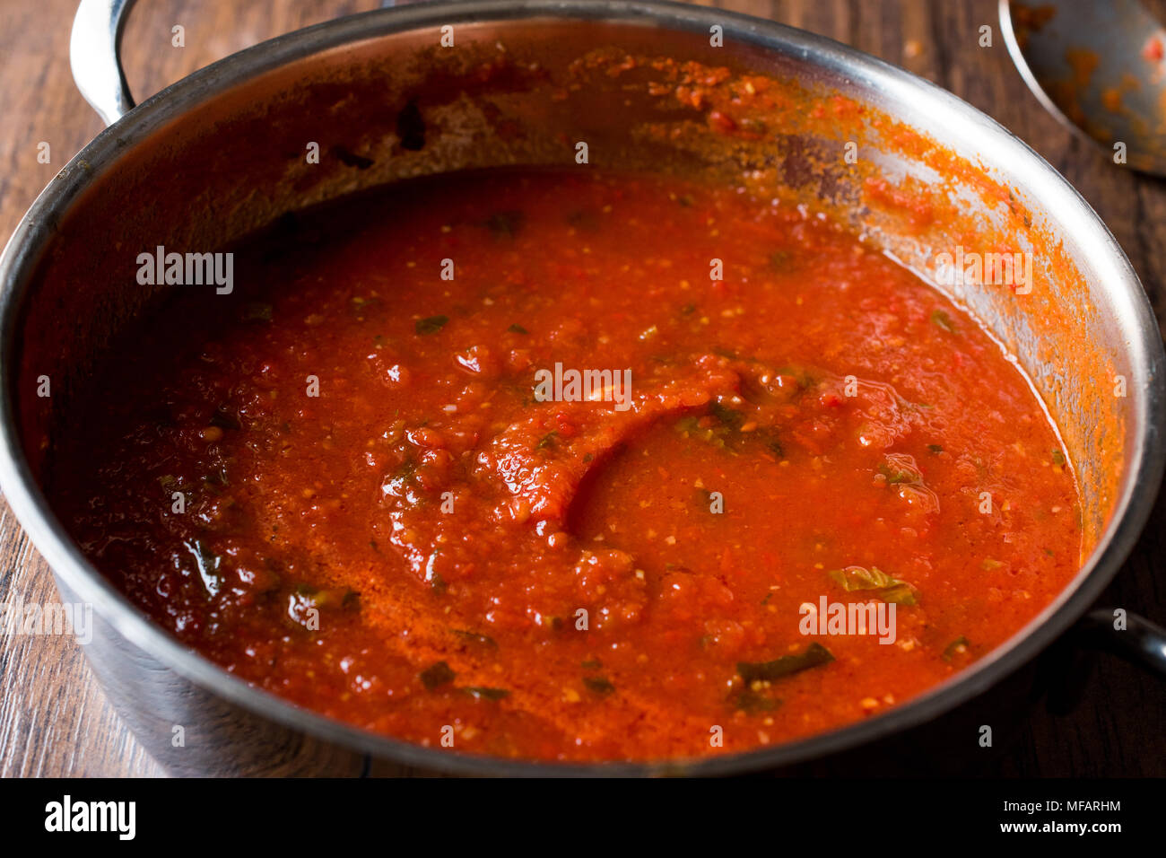 Tomatensoße mit Kräutern in Metall Pot. Ökologische Lebensmittel. Stockfoto
