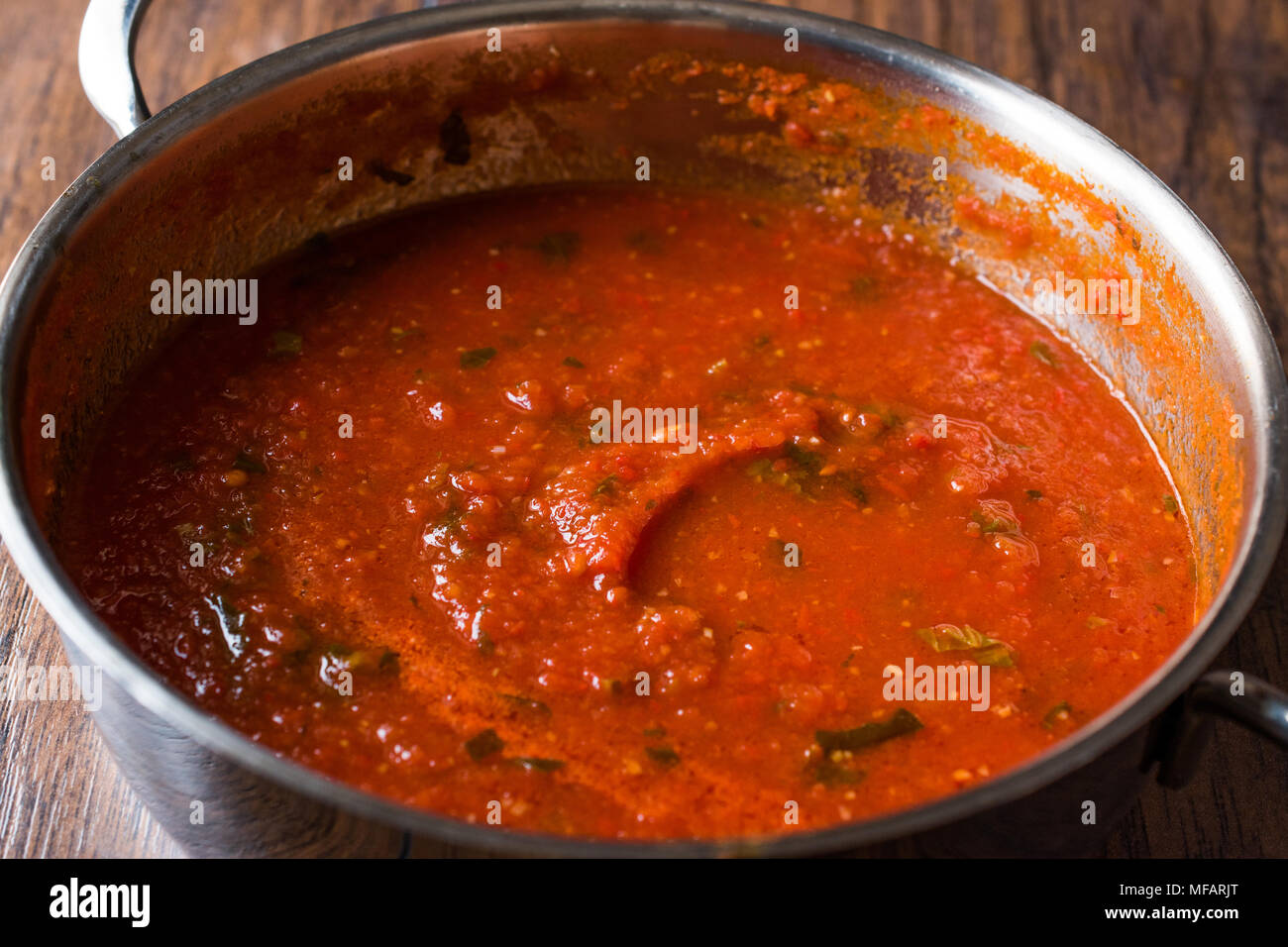 Tomatensoße mit Kräutern in Metall Pot. Ökologische Lebensmittel. Stockfoto