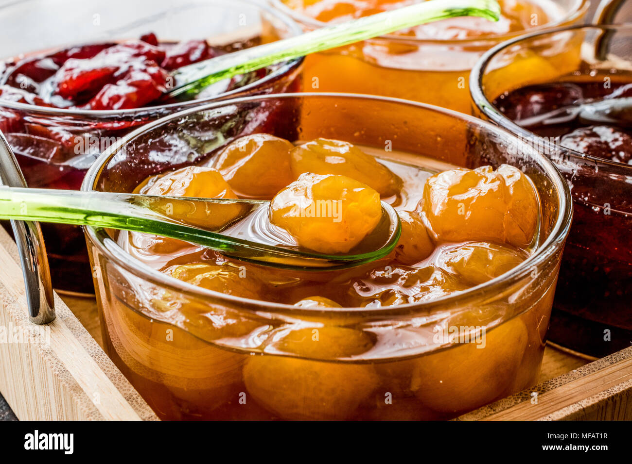 Mirabellen Marmelade im Glas Schale mit Löffel und verschiedene Marmeladen  frühstück Konzept Stockfotografie - Alamy