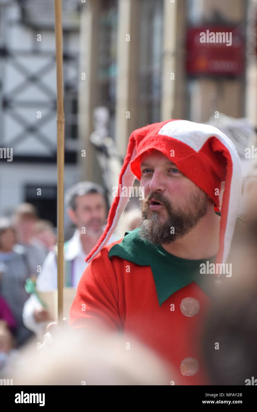 Der Narr unterhält die Masse an Chester St George's Day Parade Stockfoto