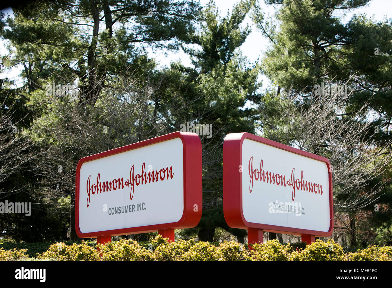Ein logo Zeichen außerhalb einer Anlage durch die Johnson & Johnson Consumer Division in Fort Washington, Pennsylvania am 22. April 2018 belegt. Stockfoto