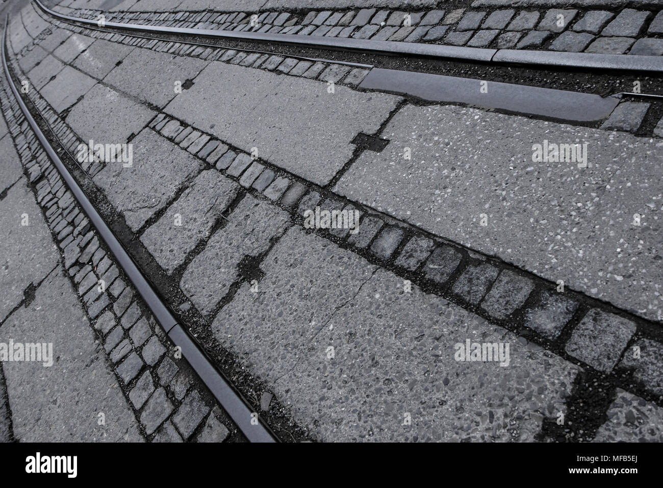Ein Detail Foto von der alten Eisenbahn mit Gehweg aus Stein Ziegel und Beton. Es ist nicht für eine lange Zeit. Stockfoto
