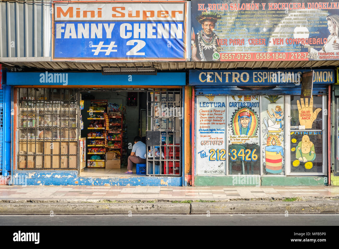 Panama City, Panama - März 2018: Schaufenster, Shop/mini super an der Einkaufsstraße in Panama City, Avenida Central Stockfoto