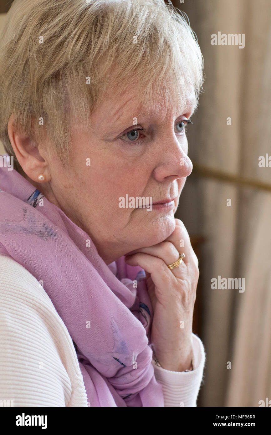 Seitenansicht von Depressiven älteren Frau zu Hause Stockfoto