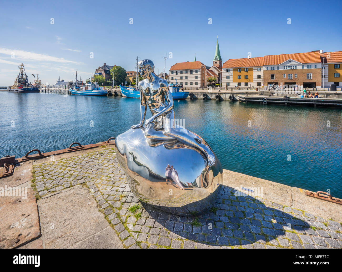 Han, die aus poliertem Stahl Skulptur eines jungen Mannes von Elmgreen & Dragset wird oft zu Bruder ein wenig Mermaid's bezeichnet, Kultur Hafen Kronborg, Port Stockfoto