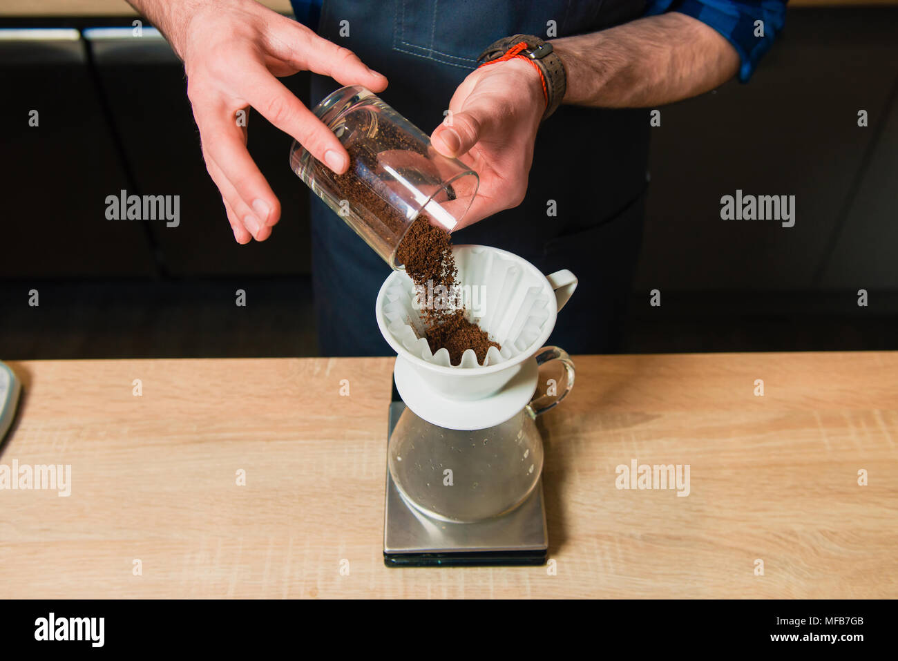 Alternativer Prozess gemahlenen Kaffee trinken vorzubereiten. Über die Art und Weise, die für das Aufbrühen von Kaffee Gießen. Stockfoto