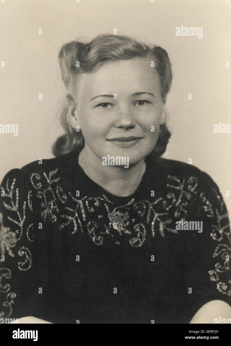 Retro Foto. Porträt der jungen Frau in der Kleidung mit der Stickerei. Deutschland, 1947-1950? Stockfoto