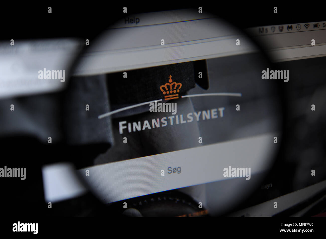 Die Finanstilsynet Website durch eine magnifiying Glas gesehen Stockfoto
