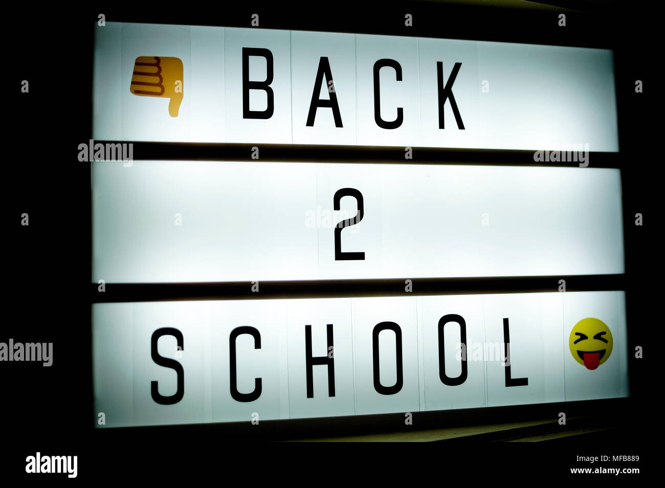 Zurück zur Schule beleuchtete Schilder Ankündigung Stockfoto