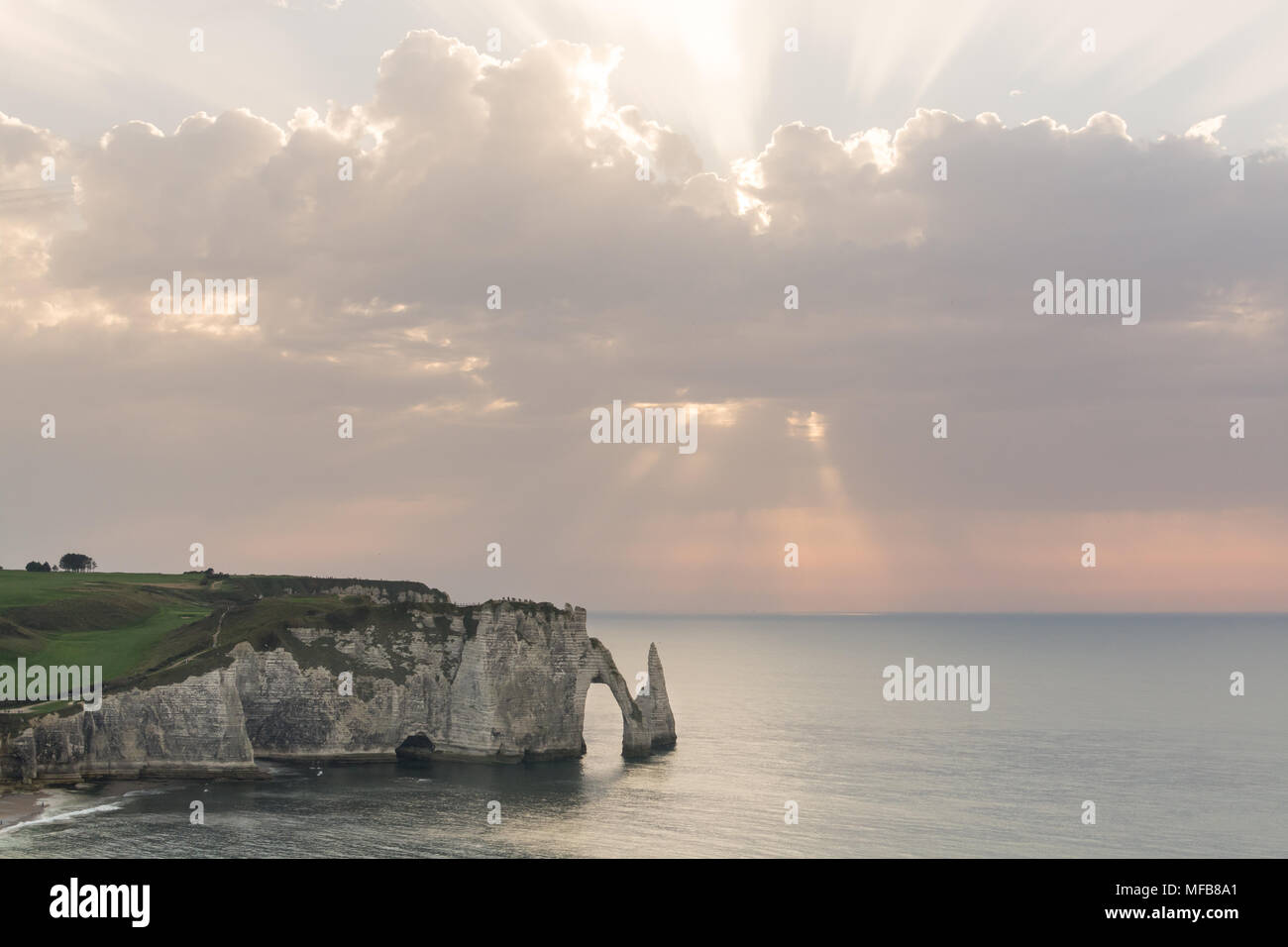 Sonnenuntergang von L'Aiguille oder die Nadel rock und Porte d'Aval bei Etretat, eine Gemeinde im Département Seine-Maritime und in der Region der Normandie, Frankreich Stockfoto