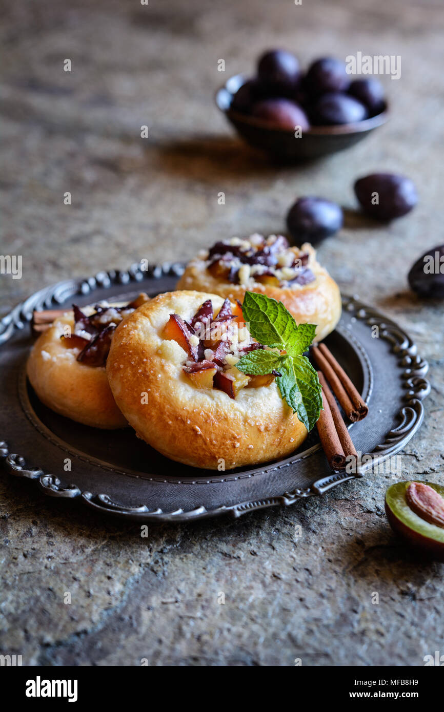 Leckere Obstkuchen mit in Scheiben geschnittenen Pflaumen, Zimt und Streusel topping Stockfoto