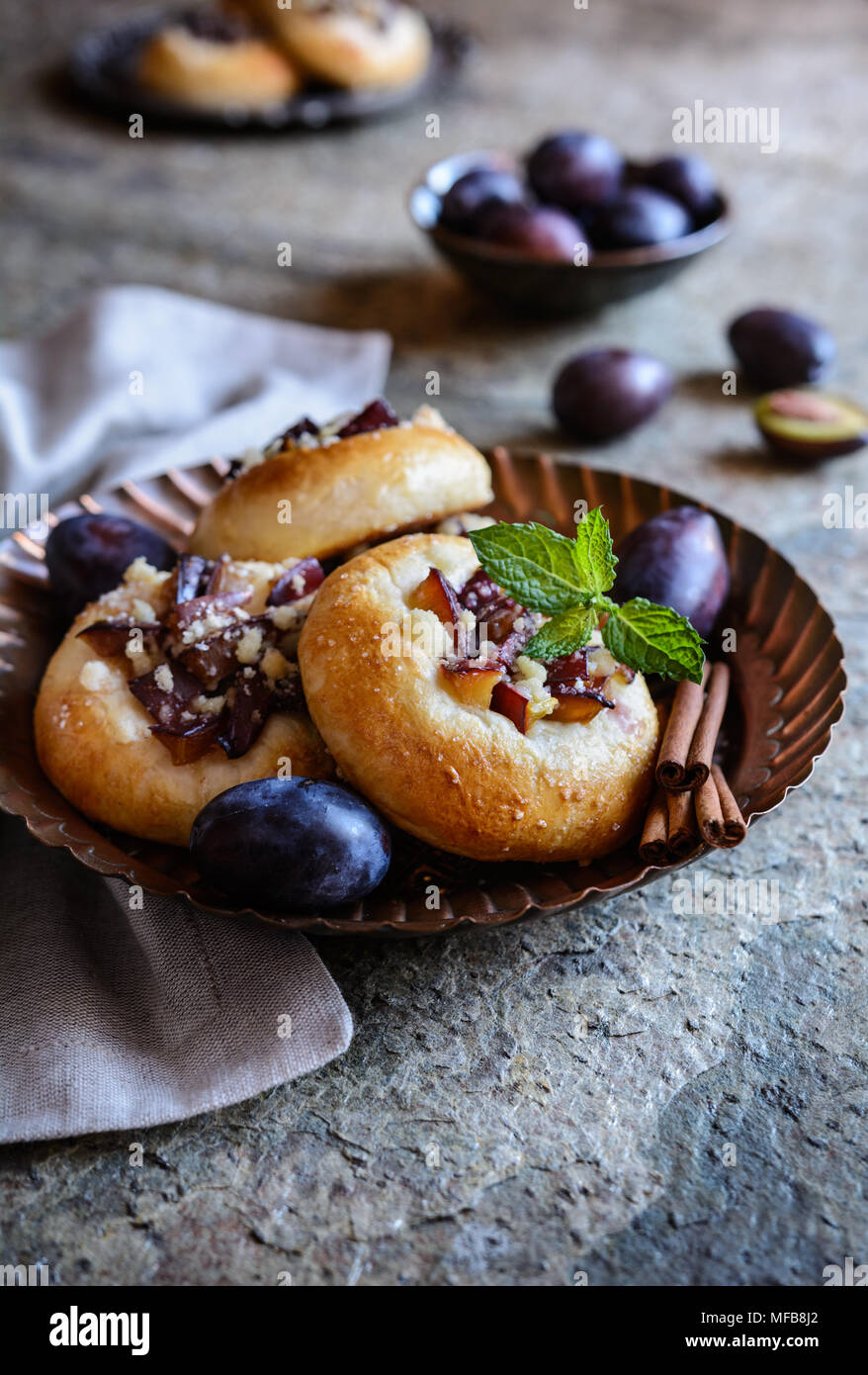 Leckere Obstkuchen mit in Scheiben geschnittenen Pflaumen, Zimt und Streusel topping Stockfoto
