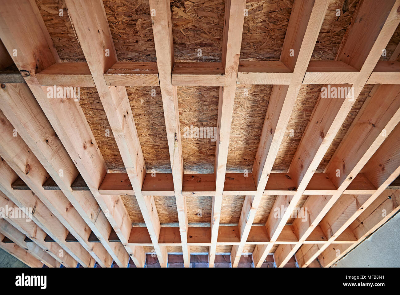 Decke Zimmer und neue Holzrahmen installiert Stockfoto
