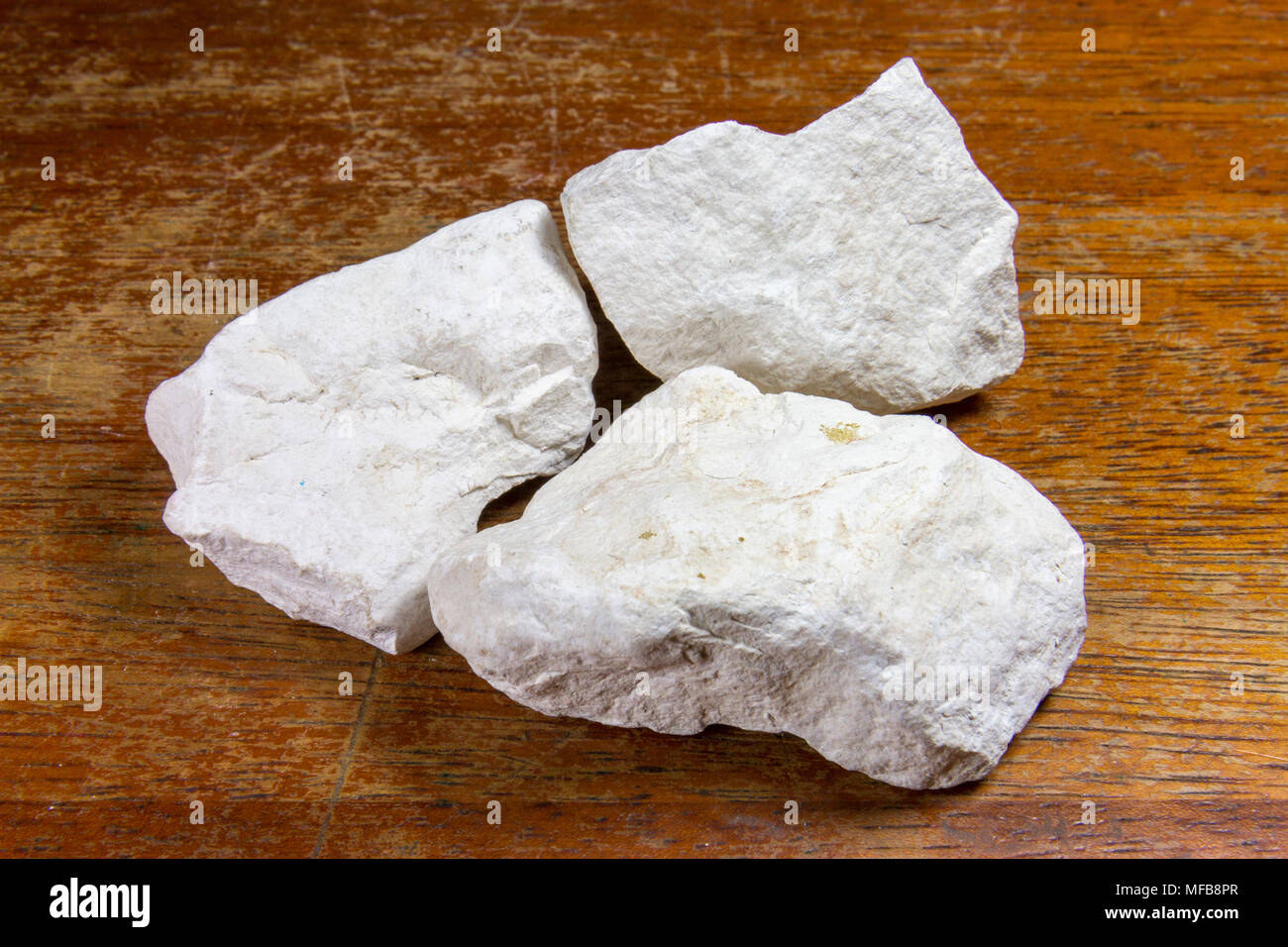 Stücke von Sedimentären kreidefelsen wie in einem britischen Sekundär-/High School verwendet. Stockfoto