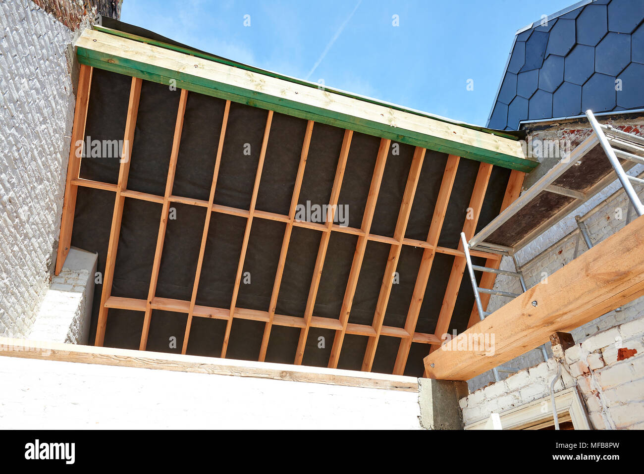 Dachgeschoss decke Rahmen und neue Holzrahmen installiert Stockfoto