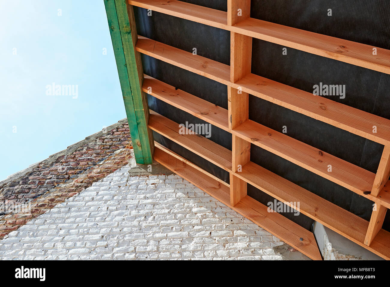 Dachgeschoss decke Rahmen und neue Holzrahmen installiert Stockfoto