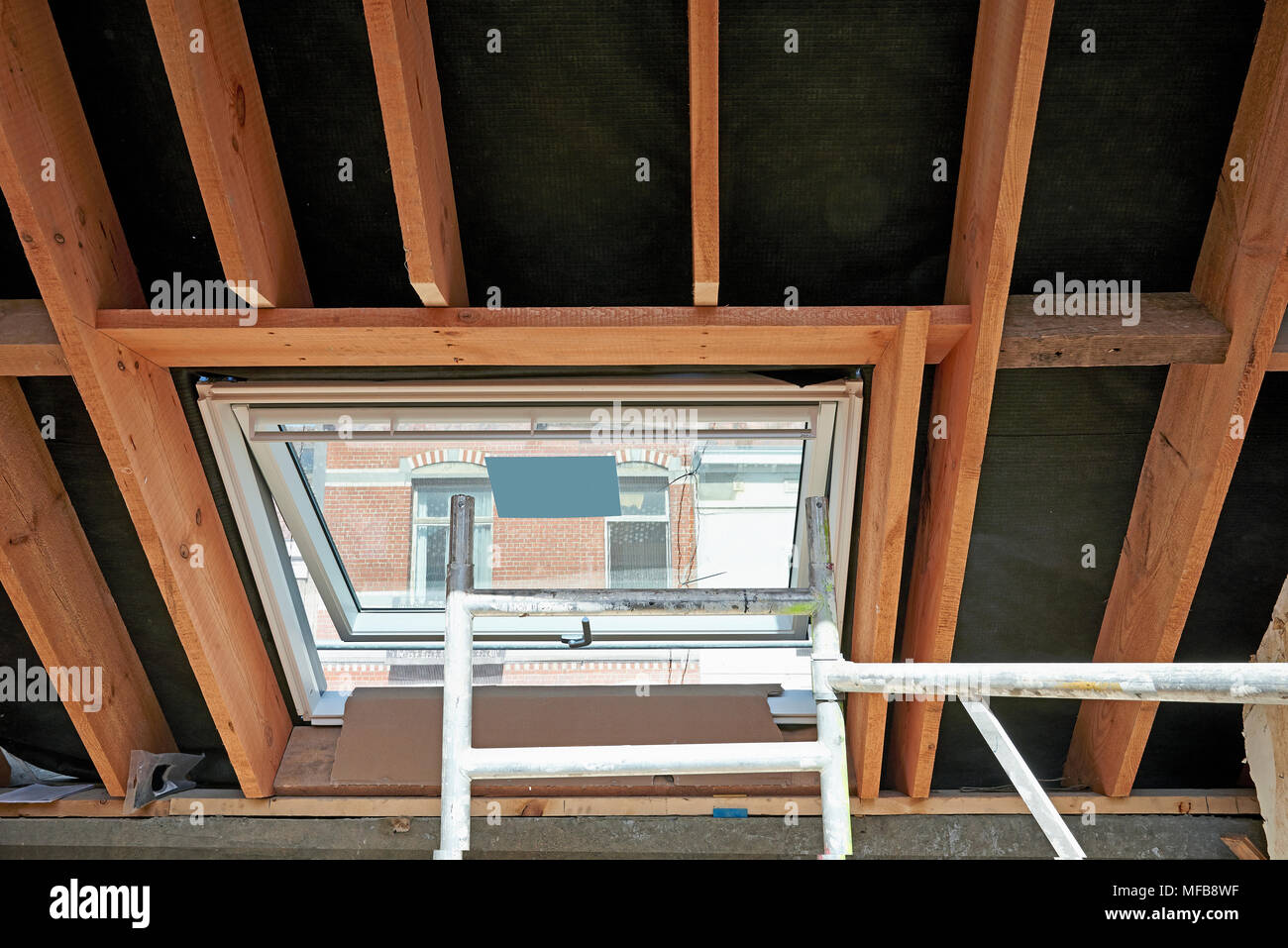 Dachgeschoss decke Frame und das neue Fenster installiert Stockfoto