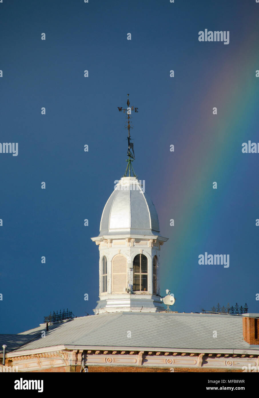 Ein Regenbogen endet an der Courthouse Kuppel in Buena Vista, Colorado. Stockfoto
