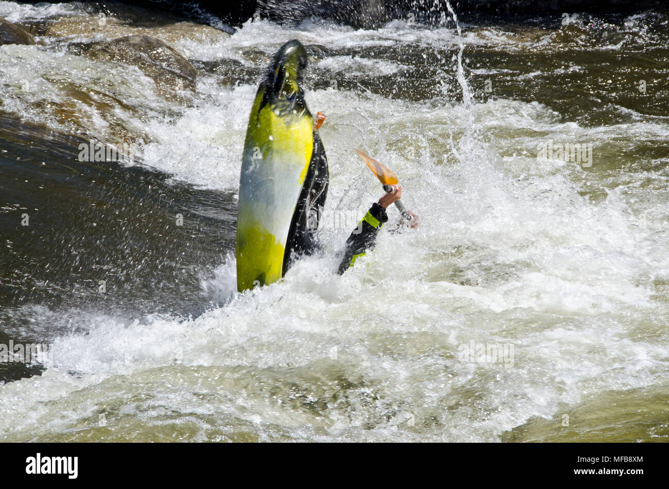 Ein kayaker ist Knallen aus einem turbulenten whitewater Rapid auf dem Arkansas River. Stockfoto