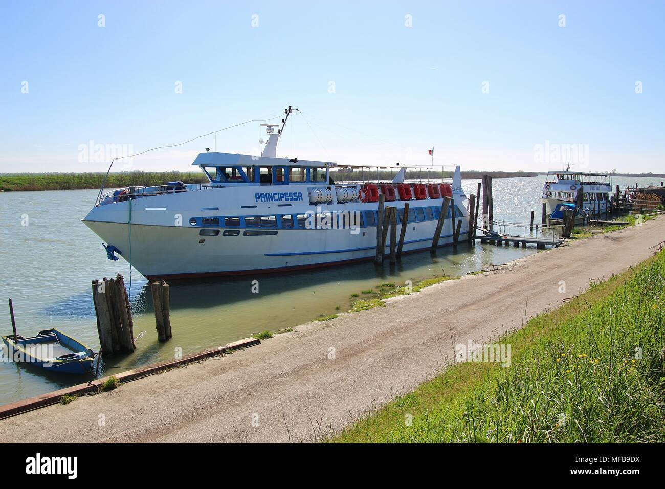 Gorino Ferrarese, Delta del Po di Veneto, Italien: Ein ausflugsschiff auf dem Ufer, auf einem Arm des Flusses Po, Po di Goro. Italien, Europa Stockfoto