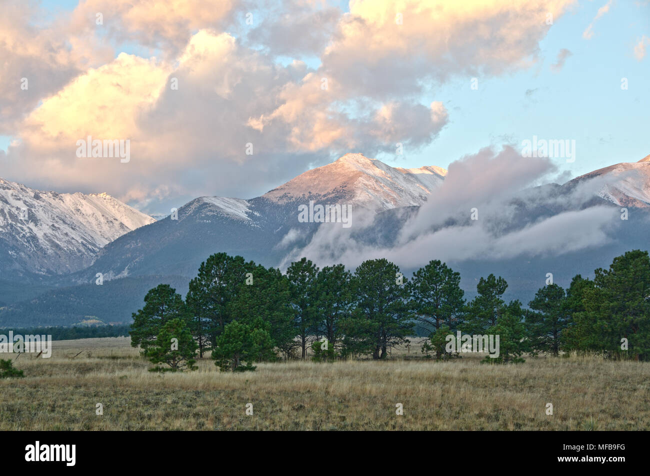 Mount Weiß, ein 14 000 Foot Mountain Peaks in der Stiftskirche Bereich in der Nähe von Nathrop, Kolorado, glüht mit Farbe wie die Sonne über dem Vall Stockfoto