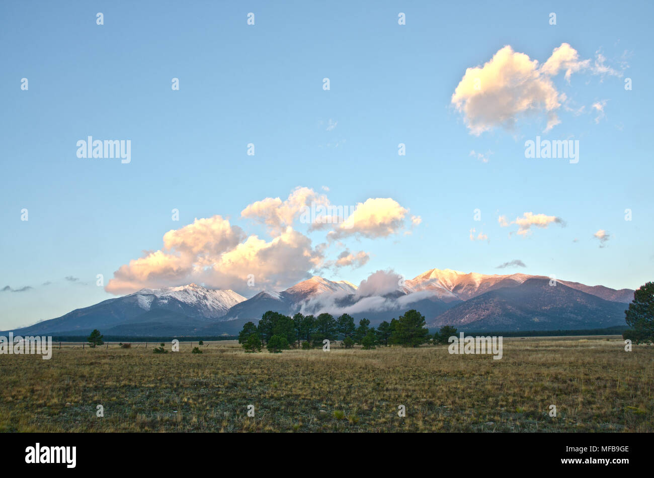 Mount Shavano, Einfassung Weiß und Mount Antero sind drei Zinnen im südlichen Teil der Collegiate Peaks Bereich in der Nähe von Nathrop, Colorado. Stockfoto