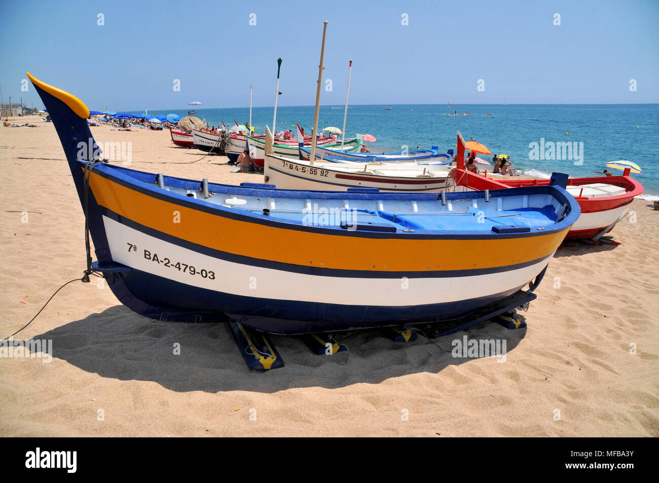 Traditionellen Fischerboot am Strand von Calella, Costa Brava, Spanien Stockfoto