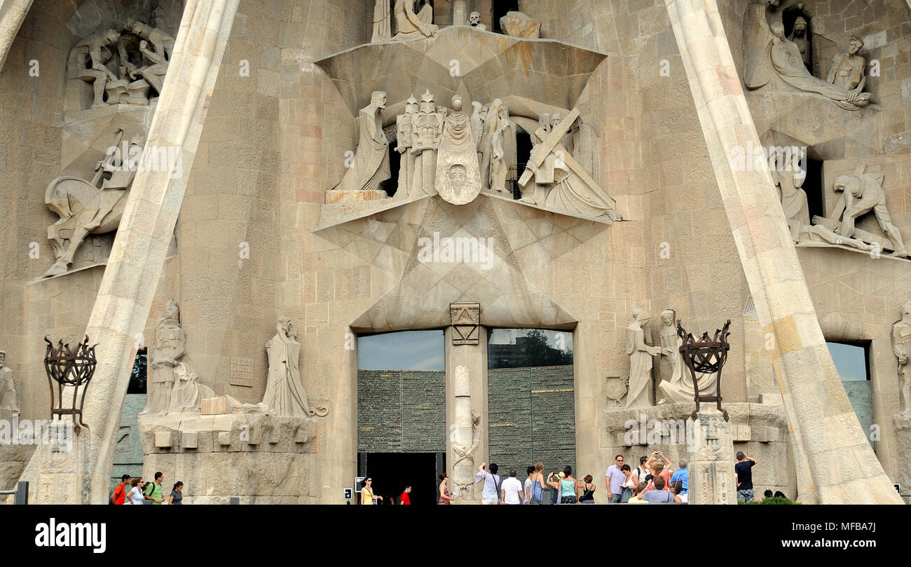 Haupteingang der Kirche Sagrada Família in Barcelona, umgeben von sculptings des Lebens Christi. Stockfoto