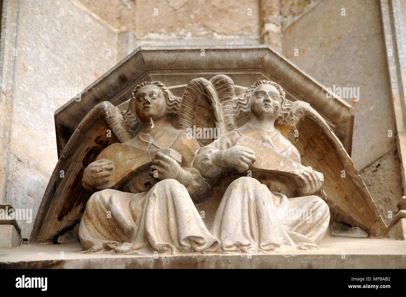 Detail der geformten Stein Engel mit Musikinstrumenten in der Kathedrale von Girona, Katalonien, Spanien Stockfoto