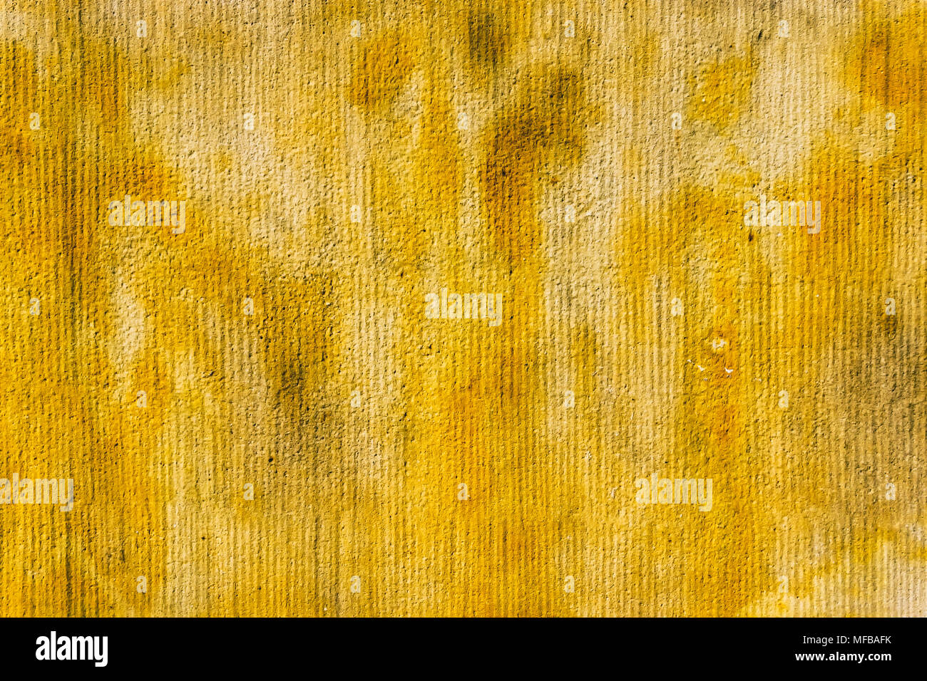 Verwitterte gelbe Oberfläche der Wand Stockfoto