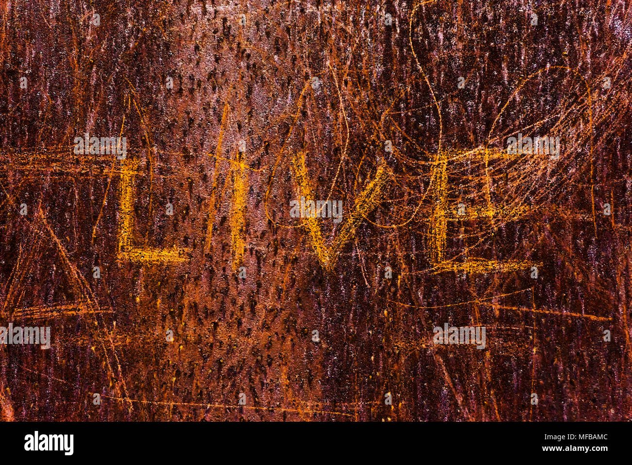 Text 'Live' auf verrostetem Metall kunst Installation an der Gedenkstätte Berliner Mauer Park geschrieben Stockfoto