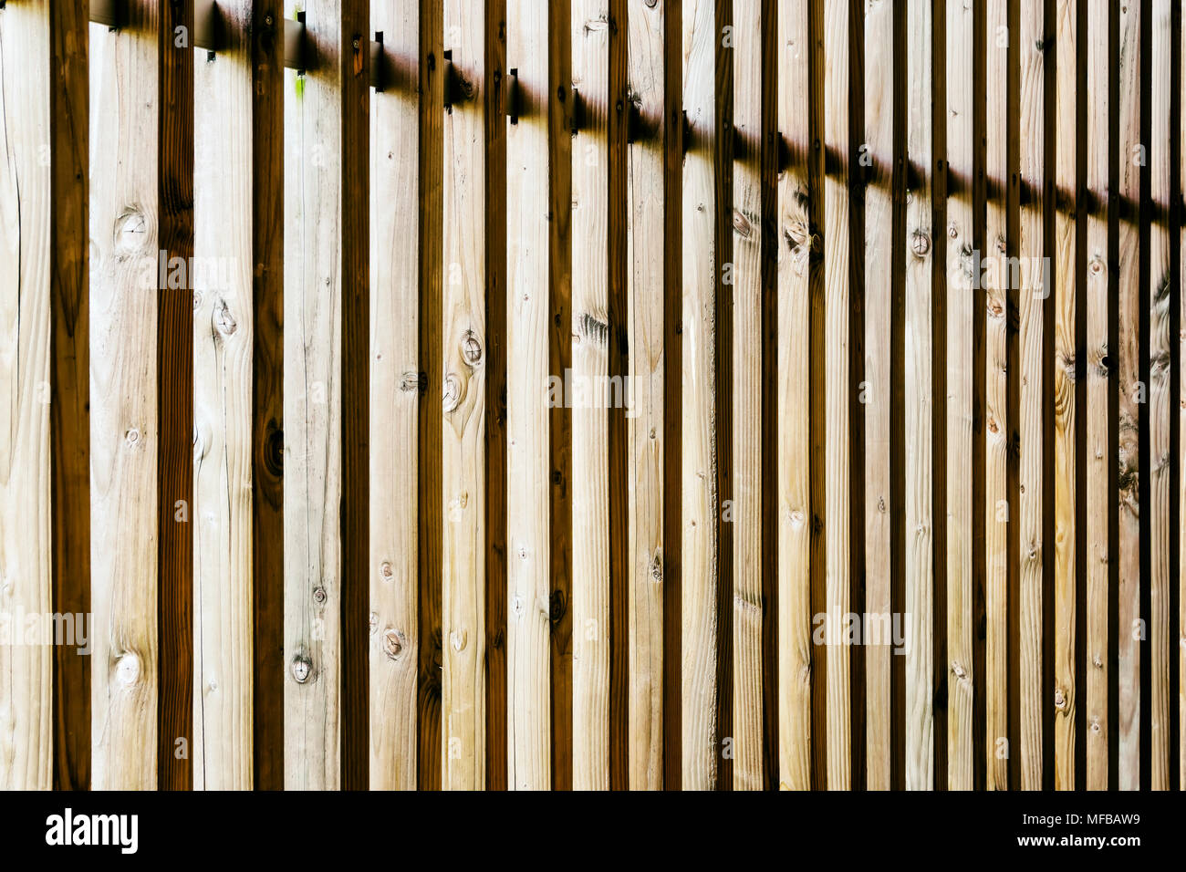 Regelmäßige Muster der senkrechten Holzlatten an Kapelle der Versöhnung in Berlin Wall Memorial Park Stockfoto