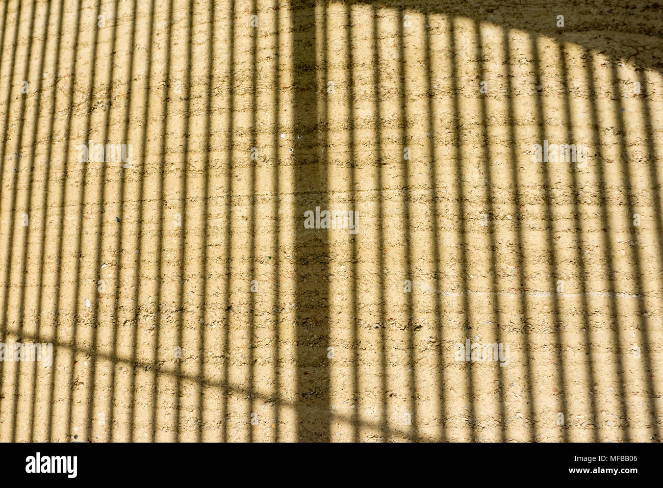 Die Schatten von holzlatten als Teil der Kapelle der Versöhnung an der Gedenkstätte Berliner Mauer Park Stockfoto