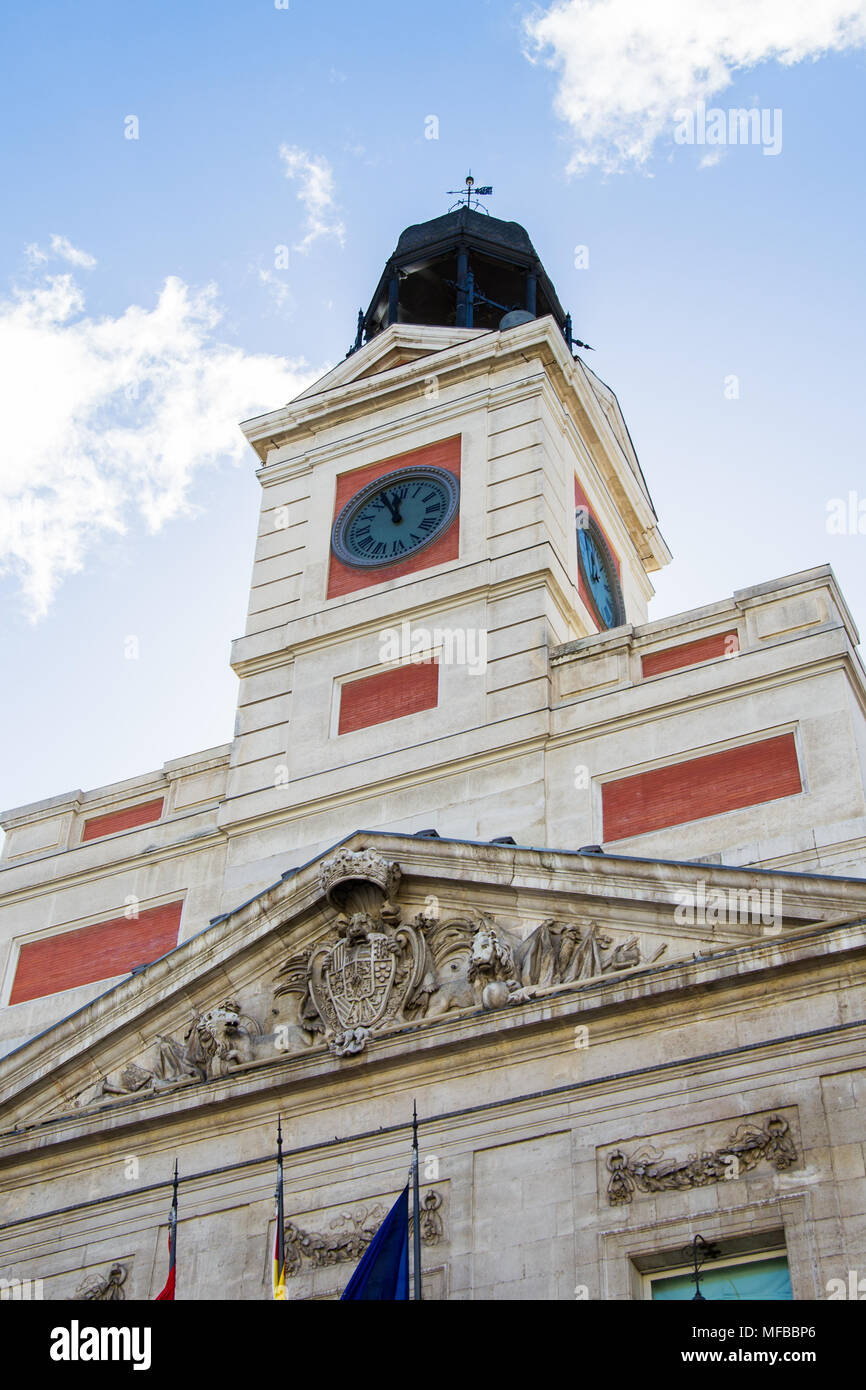 Haus der Post auf der Puerta del Sol, Madrid, Spanien. Puerta del Sol ist das Zentrum (Km 0) der radialen Netz der spanischen Straßen. Stockfoto