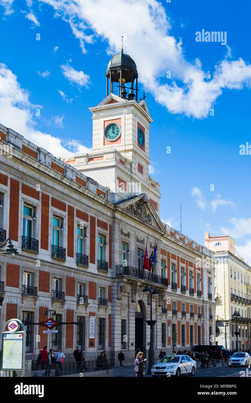 Haus der Post auf der Puerta del Sol, Madrid, Spanien. Puerta del Sol ist das Zentrum (Km 0) der radialen Netz der spanischen Straßen. Stockfoto