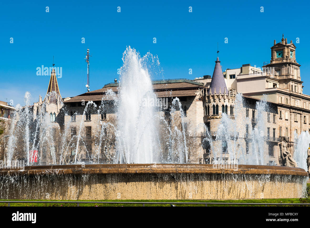 Architektur der Plaza Catalnya (Katalonien). Der Platz erstreckt sich über eine Fläche von ca. 50.000 m2 und ist als das Zentrum der Stadt zu sein. Stockfoto