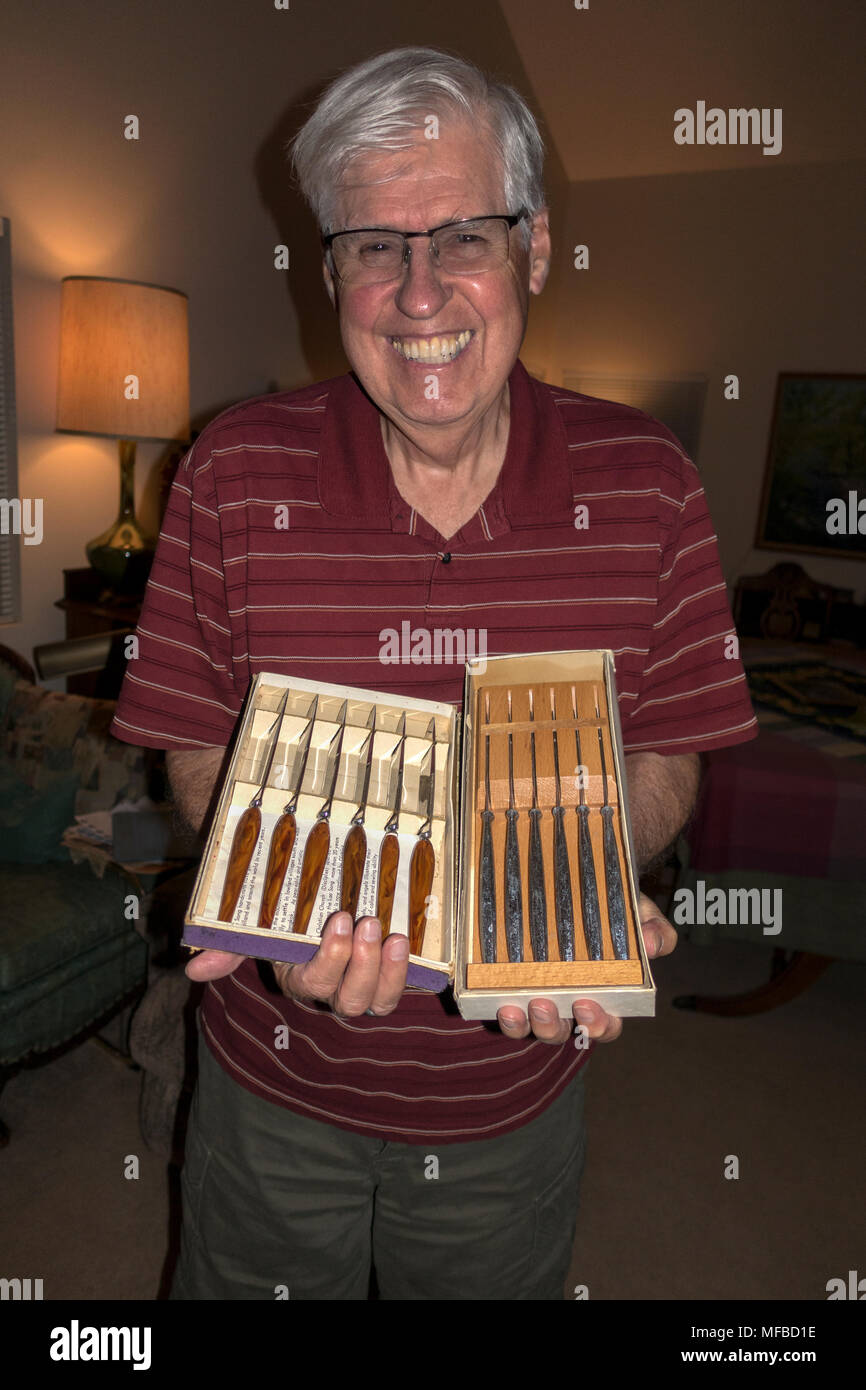 Auf ihren sechzigsten Hochzeitstag Ehemann hält bis zwei von zwölf Steakmesser Geschenksets sie empfangen und zu behalten. Downers Grove Illinois IL USA Stockfoto