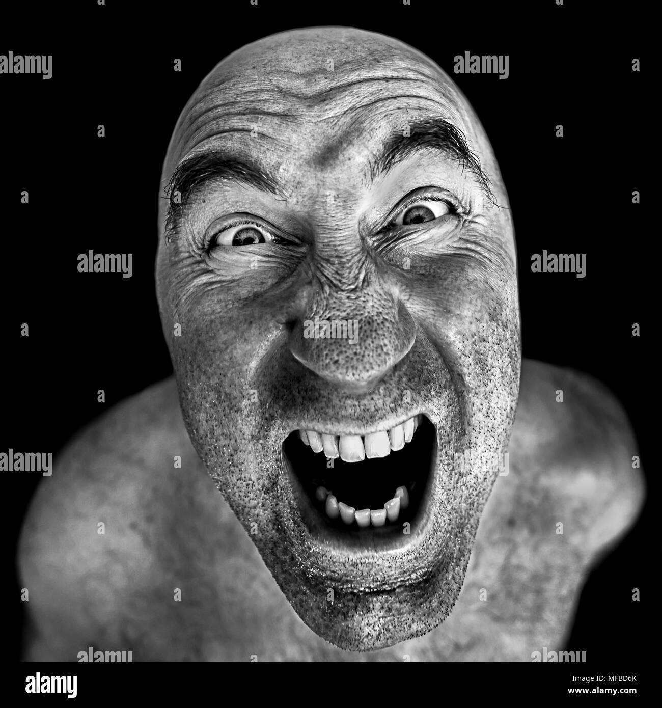 Schwarz-weiß-Porträt von Mad man mit Hilfe der Dragan Effekt verarbeitet. Stockfoto
