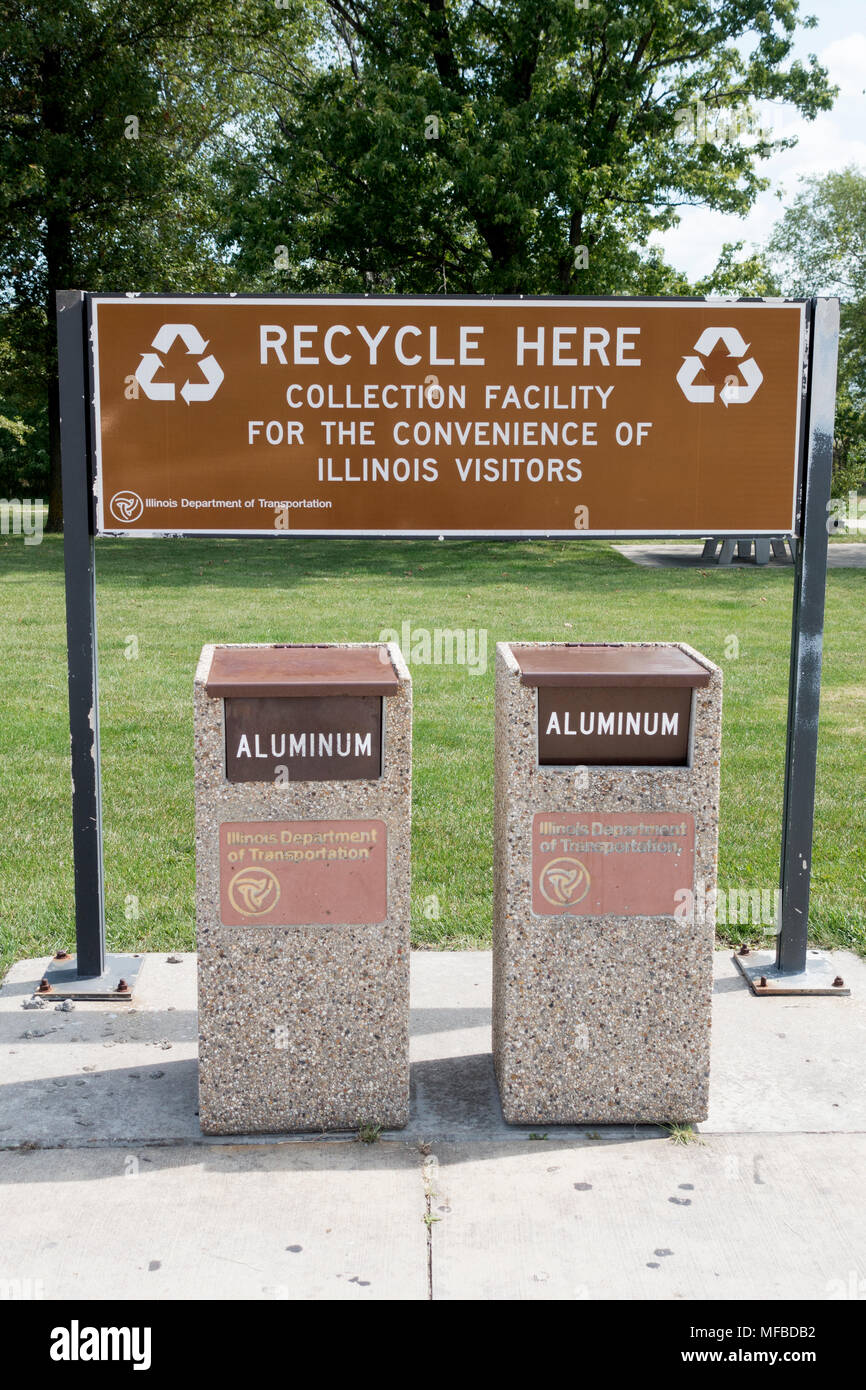 Aluminium Recycling Bins zu Autobahn Raststätte. Champaign Illinois IL USA Stockfoto