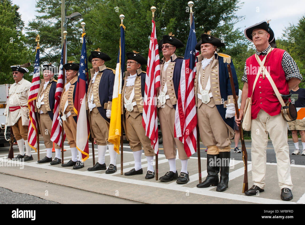 Mitglieder der Söhne der amerikanischen Revolution stehen bereit, Farben an der alten Soldaten Day Parade am 1. August 2015 in Alpharetta, GA zu präsentieren. Stockfoto