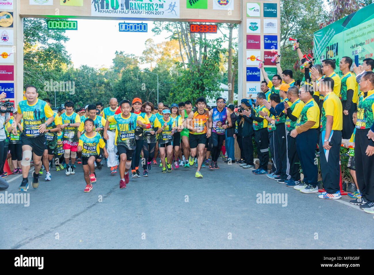 Nakhon Ratchasima, Thailand - Dezember 24, 2017: Abteilung der National Park organisieren Halbmarathon fonds Förster im Khao Yai Nation zu Unterstützung zu suchen Stockfoto