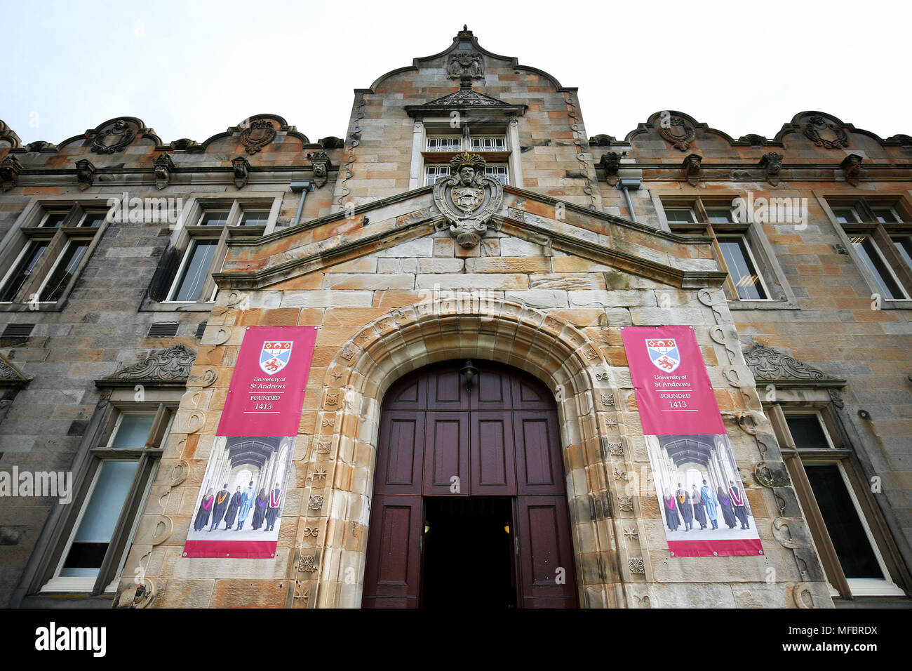 Eine allgemeine Ansicht der Eingang zur unteren und oberen College Halls an der Universität von St. Andrews. Der Universität von St Andrews in Schottland und ist eine der fünf führenden Universitäten in Großbritannien nach der neuen Liga Tabelle Komplette's University Guide. Stockfoto