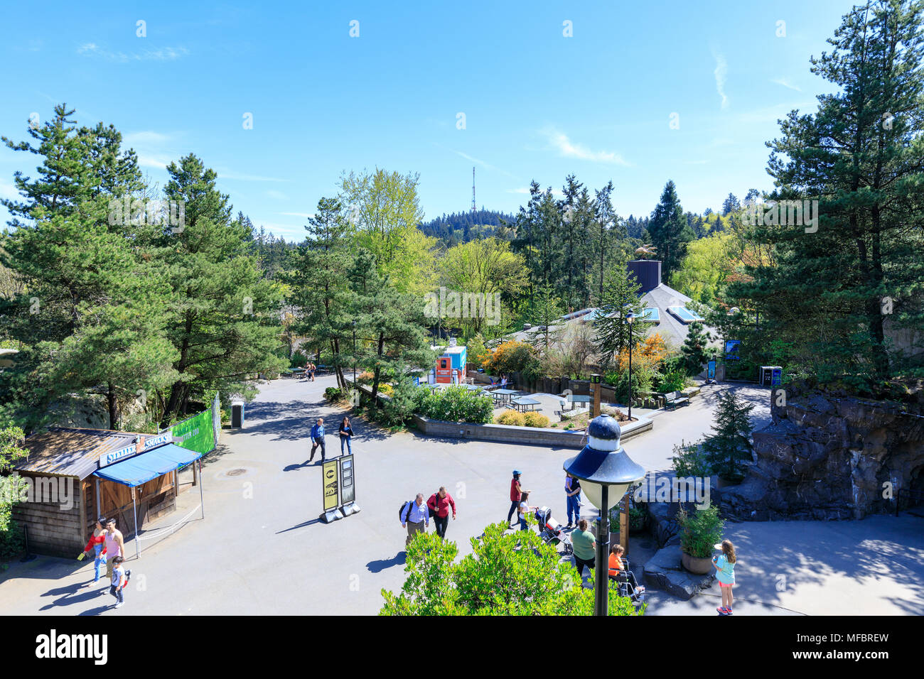 Portland, Oregon, USA - 24. April 2018: Landschaft von Oregon Zoo, der in der Washington Park, Portland befindet. Stockfoto