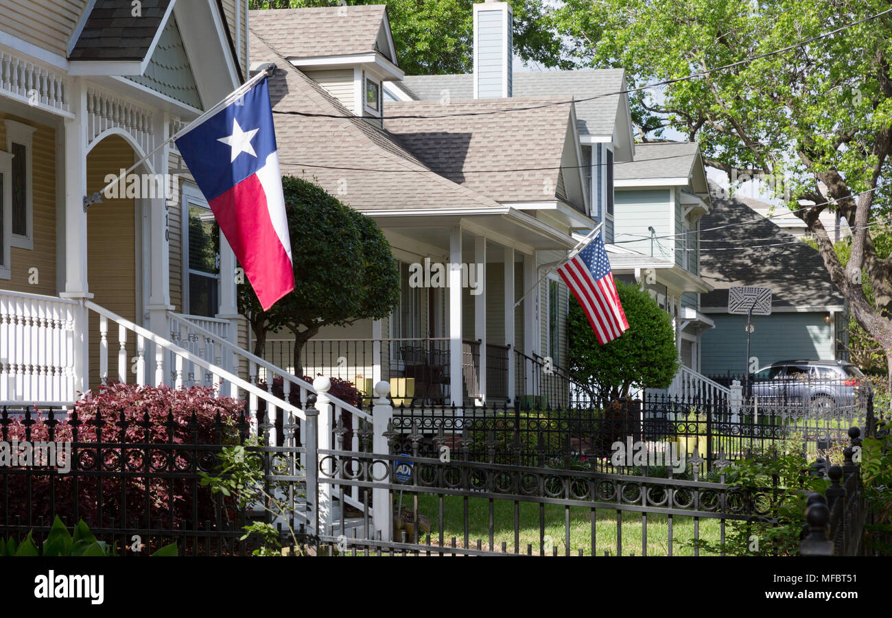 Amerikanische Häuser - Häuser in Houston, Texas, USA fliegen die amerikanische Flagge und der Texas Flagge, Houston, Texas, Vereinigte Staaten von Amerika Stockfoto