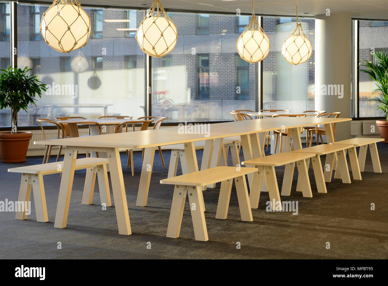 Schweden Stockholm, 8. JANUAR 2018: Eine leere Cafeteria Innenraum geschossen. Große Fenster lassen im Licht Stockfoto