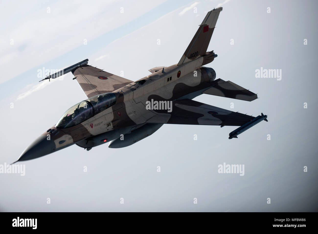 Eine königliche Marokkanischen Air Force F-16 fliegt über Marokko während der Übung afrikanischer Löwe 20. April 2018. Verschiedene Einheiten der US-Streitkräfte Durchführung multilateraler und Stabilität Operations Training mit Einheiten aus der Königlichen marokkanischen Streitkräften im Königreich Marokko. Diese kombinierte multilaterale Übung ist entworfen, die Interoperabilität und gegenseitige Verständnis für die Taktiken der jede Nation, Techniken und Verfahren zu verbessern und gleichzeitig die starke Bindung zwischen der Nation Militärs. (U.S. Air Force Foto/Senior Airman Malcolm Mayfield) Stockfoto