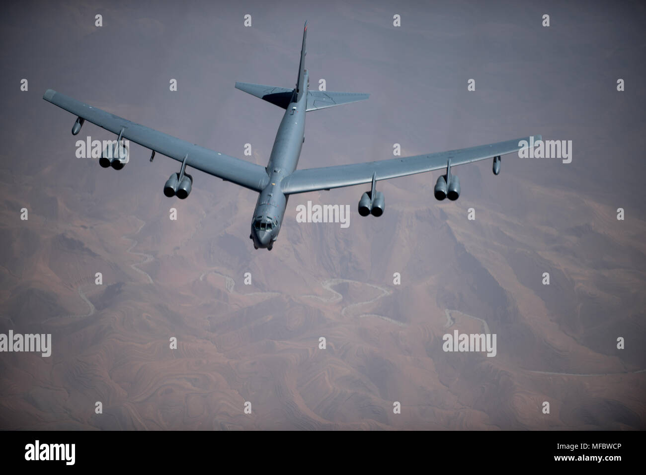 A B-52 Stratofortress Bomber fliegt über Marokko während der Übung afrikanischer Löwe 20. April 2018. Verschiedene Einheiten der US-Streitkräfte Durchführung multilateraler und Stabilität Operations Training mit Einheiten aus der Königlichen marokkanischen Streitkräften im Königreich Marokko. Diese kombinierte multilaterale Übung ist entworfen, die Interoperabilität und gegenseitige Verständnis für die Taktiken der jede Nation, Techniken und Verfahren zu verbessern und gleichzeitig die starke Bindung zwischen der Nation Militärs. (U.S. Air Force Foto/Senior Airman Malcolm Mayfield) Stockfoto